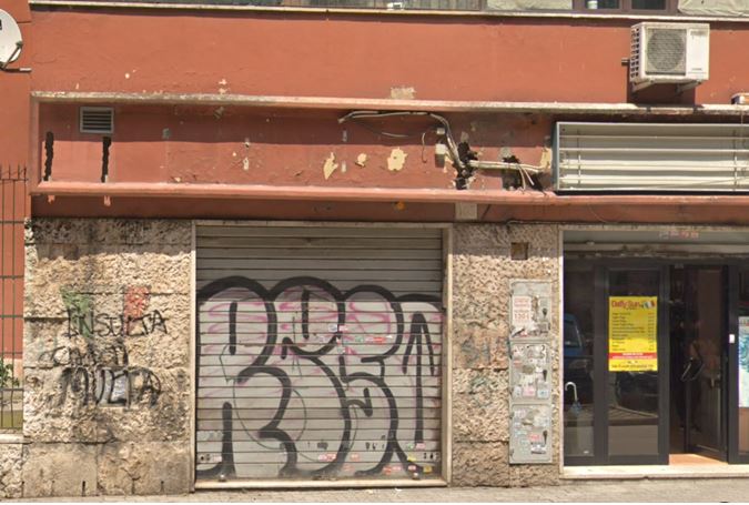 Descrizione: Negozio al piano terra con ampia zona ingresso dotata di WC, zona retrobottega costituita da due locali, ripostiglio e cortile. N.C.E.U. FG. 956 P.LLA 187 SUB 154. Mq. 169,4. LIBERO. PIENA PROPRIETA'