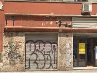 Descrizione: Negozio al piano terra con ampia zona ingresso dotata di WC, zona retrobottega costituita da due locali, ripostiglio e cortile. N.C.E.U. FG. 956 P.LLA 187 SUB 154. Mq. 169,4. LIBERO. PIENA PROPRIETA'