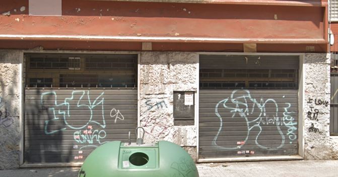 Descrizione: Negozio al piano terra con ampia zona ingresso dotata di WC, zona retrobottega costituita da due locali, ripostiglio e cortile. N.C.E.U. FG. 956 P.LLA 187 SUB 154. Mq. 169,4. LIBERO. PIENA PROPRIETA'