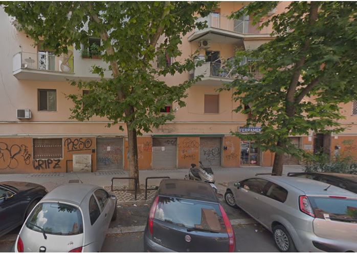 Descrizione: Negozio costituito da locale al piano terra con accesso da strada, bagno, ripostiglio, scala di collegamento al piano inferiore e locale sotto negozio seminterrato. N.C.E.U. FG. 955 P.LLA 84 SUB 507. Mq. 143,05. LIBERO. PIENA PROPRIETA'