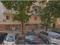 Descrizione: Negozio costituito da locale al piano terra con accesso da strada, bagno, ripostiglio, scala di collegamento al piano inferiore e locale sotto negozio seminterrato. N.C.E.U. FG. 955 P.LLA 84 SUB 507. Mq. 143,05. LIBERO. PIENA PROPRIETA'