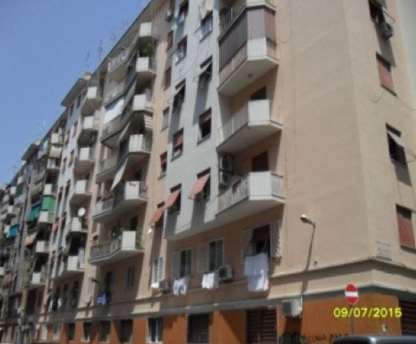 Descrizione: Negozio costituito da locale al piano terra con accesso da strada, bagno, ripostiglio, scala di collegamento al piano inferiore e locale sotto negozio seminterrato. N.C.E.U. FG. 955 P.LLA 84 SUB 507. Mq. 143,05. LIBERO. PIENA PROPRIETA'