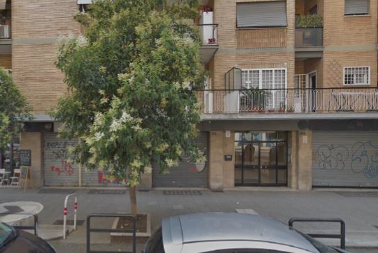 Descrizione: Negozio al piano terra composto da un ampio locale con ingresso vetrina su strada, corridoio, bagno e antibagno. N.C.E.U. FG. 955 P.LLA 235 SUB 11. Mq. 63. LIBERO. PIENA PROPRIETA'