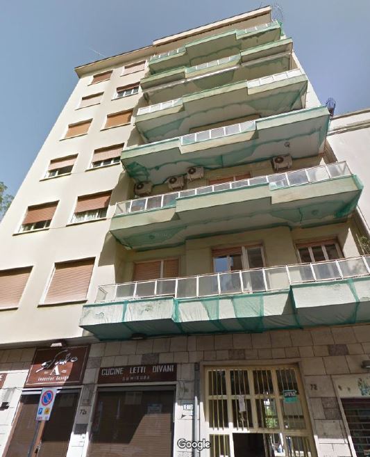 Descrizione: Abitazione al piano quinto composta da: doppio ingresso, disimpegno, quattro vani, cucina, tre bagni, due ripostigli,  balconata e balcone. N.C.E.U. FG. 15 P.LLA 419 SUB 62. Mq. 149,85. Libero. Piena Proprietà