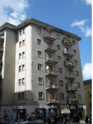 Descrizione: Abitazione al piano primo composta da ingresso, disimpegno, quattro camere, cucina, bagno e due balconi. N.C.E.U. PART. 33842 SEZ. AVV FG. 13 P.LLA 408 SUB 11. Mq. 106,4. Libero. Piena Proprietà