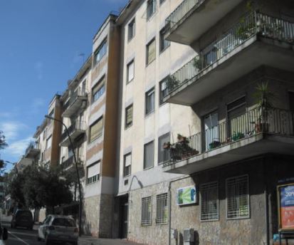 Descrizione: Abitazione composta da: ingresso, due disimpegni, due bagni, cucina cinque camere, ripostiglio e due balconi di cui uno ad angolo. N.C.E.U.PART. 100857 SEZ. CHI FG. 40 P.LLA 120 SUB 15. Mq. 148,3. Libero. Piena Proprietà