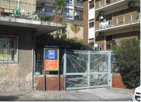Descrizione: Abitazione composta da: ingresso, due disimpegni, due bagni, cucina cinque camere, ripostiglio e due balconi di cui uno ad angolo. N.C.E.U.PART. 100857 SEZ. CHI FG. 40 P.LLA 120 SUB 23. Mq. 148,3. Libero. Piena Proprietà