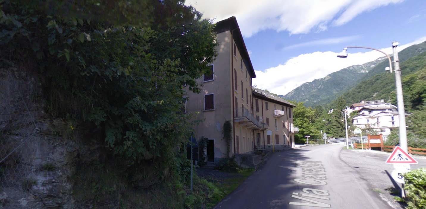 Bene immobile sito in: Bognanco (VB) compendio immobiliare denominato “Ex Albergo Meda” e catastalmente identificato al foglio 59 mappale 500 di 940 mq, categoria F3. Il cespite risulta individuabile su google maps a Bognanco Via Cavallini n. 50, coordinate GPS latitudine 45.465454 e longitudine 9.186516.