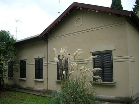 Descrizione: Ingresso, soggiorno, cucina, disimpegno, 2 camere, bagno + posto auto scoperto. Mq. 93. Identificativi catastali: fg.B/24, part.1195, sub.3 con posto auto scoperto al fg.B/24, part.1195, sub.51