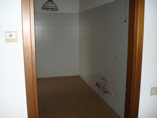 Descrizione: Ingresso, soggiorno, cucina, disimpegno, 2 camere, bagno + posto auto scoperto. Mq. 93. Identificativi catastali: fg.B/24, part.1195, sub.3 con posto auto scoperto al fg.B/24, part.1195, sub.51