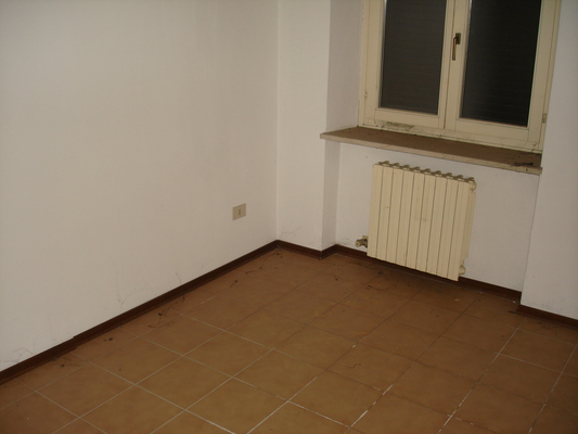 Descrizione: Ingresso, soggiorno, cucina, disimpegno, 2 camere, bagno + posto auto scoperto. Mq. 93. Identificativi catastali: fg.B/24, part.1195, sub.3 con posto auto scoperto al fg.B/24, part.1195, sub.51