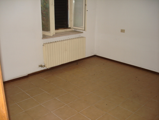 Descrizione: Ingresso, soggiorno, cucina, disimpegno, 2 camere, bagno + posto auto scoperto. Mq. 93. Identificativi catastali: fg.B/24, part.1195, sub.3 con posto auto scoperto al fg.B/24, part.1195, sub.51