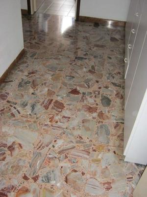 Descrizione: Soggiorno, 2 disimpegni, 2 camere, cucina, bagno e terrazzo + cantina e box auto. Mq. 77. Identificativi catastali: foglio 30 part. 2251 sub. 19, con box auto al foglio 30 part. 2251 sub. 16 e cantina al foglio 30 part. 2251 sub. 8