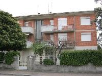 Descrizione: Soggiorno, 2 disimpegni, 2 camere, cucina, bagno e terrazzo + cantina e box auto. Mq. 77. Identificativi catastali: foglio 30 part. 2251 sub. 22, con box auto al foglio 30 part. 2251 sub. 11 e cantina al foglio 30 part. 2251 sub. 3