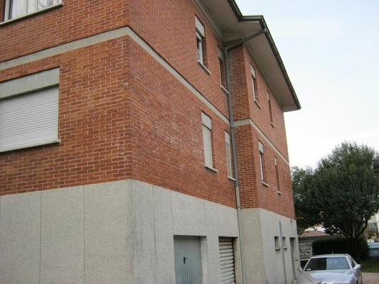 Descrizione: Soggiorno, 2 disimpegni, 2 camere, cucina, bagno e terrazzo + cantina e box auto. Mq. 77. Identificativi catastali: foglio 30 part. 2251 sub. 22, con box auto al foglio 30 part. 2251 sub. 11 e cantina al foglio 30 part. 2251 sub. 3
