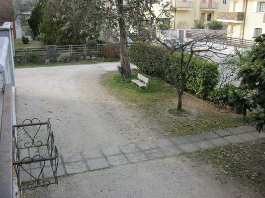 Descrizione: Soggiorno, 2 disimpegni, 2 camere, cucina, bagno e terrazzo + cantina e box auto. Mq. 77. Identificativi catastali: foglio 30 part. 2251 sub. 22, con box auto al foglio 30 part. 2251 sub. 11 e cantina al foglio 30 part. 2251 sub. 3