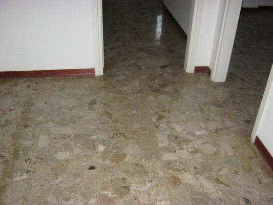 Descrizione: Soggiorno, 2 disimpegni, 2 camere, cucina, bagno e terrazzo + cantina e box auto. Mq. 77. Identificativi catastali: foglio 30 part. 2251 sub. 22, con box auto al foglio 30 part. 2251 sub. 11 e cantina al foglio 30 part. 2251 sub. 3