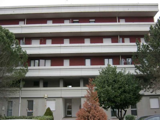 Descrizione: Ingresso, soggiorno, disimpegno, 3 camere, cucina, 2 bagni e 2 terrazzi + box auto e 2 cantine. Mq. 85. Identificativi catastali: foglio 65 part. 1652 sub. 23, con box auto al foglio 65 part. 1652 sub. 14, cantina al foglio 65 part. 1652 sub. 7 e cantina al foglio 65 part. 1652 sub. 8