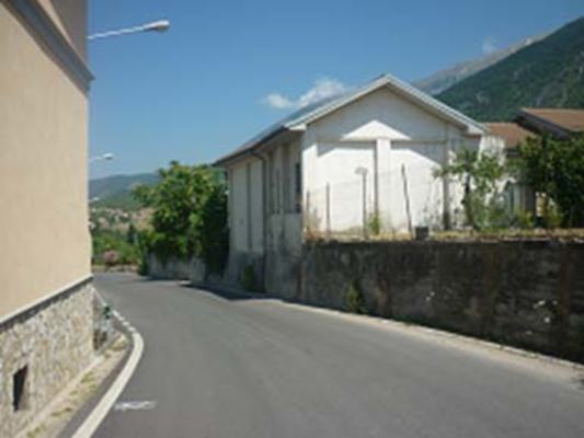 Descrizione: cucina, bagno, 2 corridoi, disimpegno, 5 stanze + 2 cantine, corte esclusiva, tettoia. Mq. 199. Identificativi catastali: foglio 13, part. 725