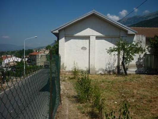 Descrizione: cucina, bagno, 2 corridoi, disimpegno, 5 stanze + 2 cantine, corte esclusiva, tettoia. Mq. 199. Identificativi catastali: foglio 13, part. 725