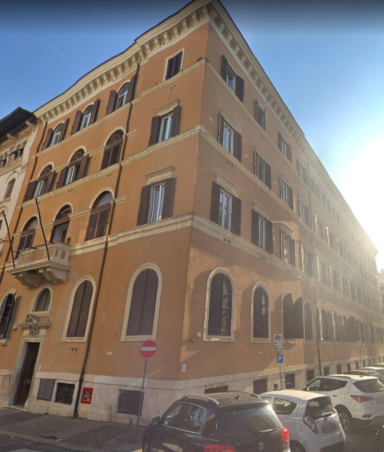 Immobile sito in Roma (RM) Via Toscana 8 - 10a - 12. Descrizione: Due corpi di fabbrica. Corpo principale situato all'angolo tra Via Sicilia con Via Toscana. Corpo secondario ex chiesa Gentilizia + Cortile interno. Piena proprietà. Stato Immobile: Utilizzato ESACRI - libero al 31/12/2020.32480 m3 (6016 mq). Turno d'asta 1