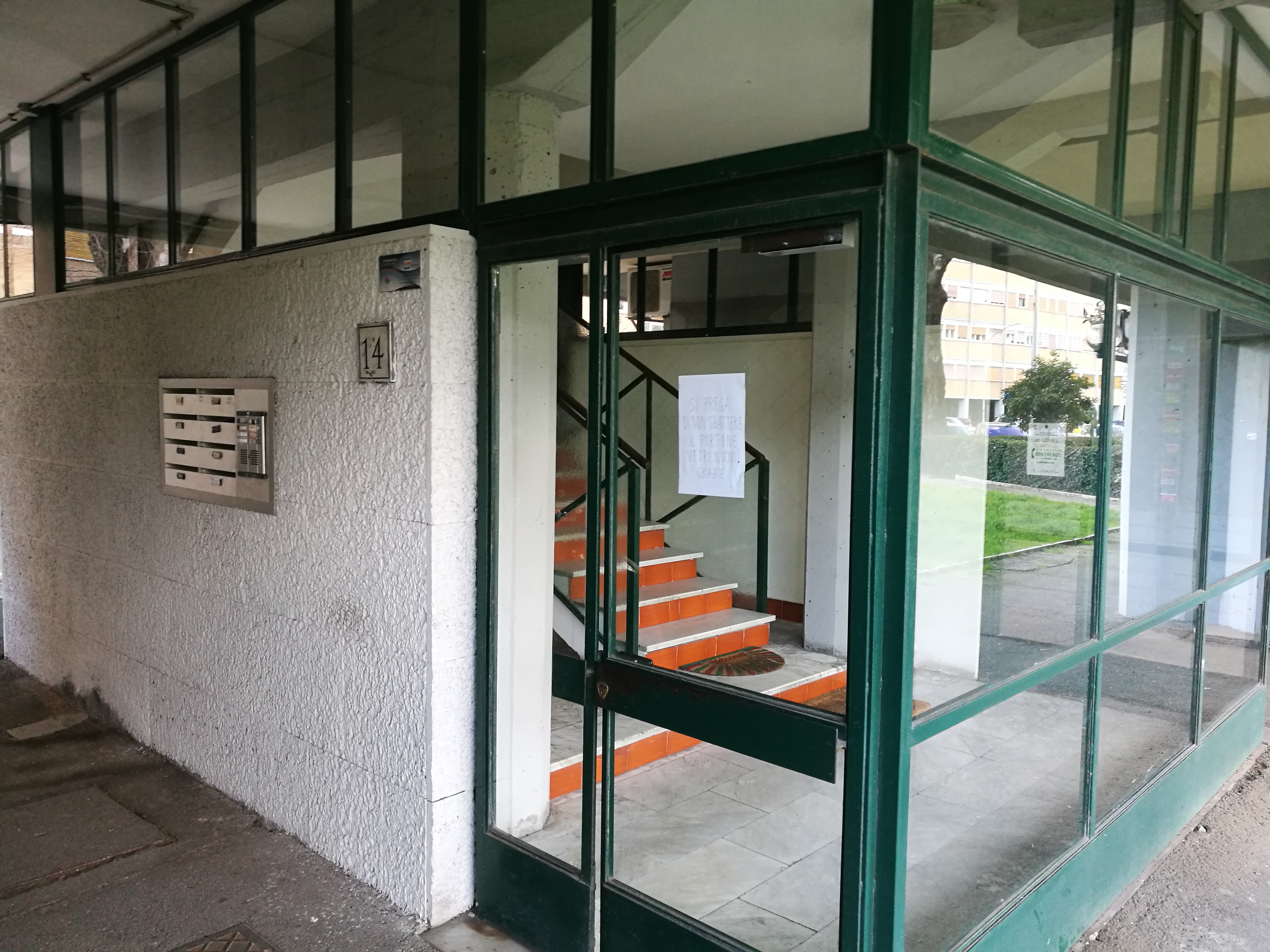 Appartamento sito in ROMA VIA OLANDA 14,  scala B, piano 2 INT.4 DI 5 VANI SENZA ASCENSORE. Mq. 86. N.C.E.U. categoria A3- foglio 529 part. 213 sub 52