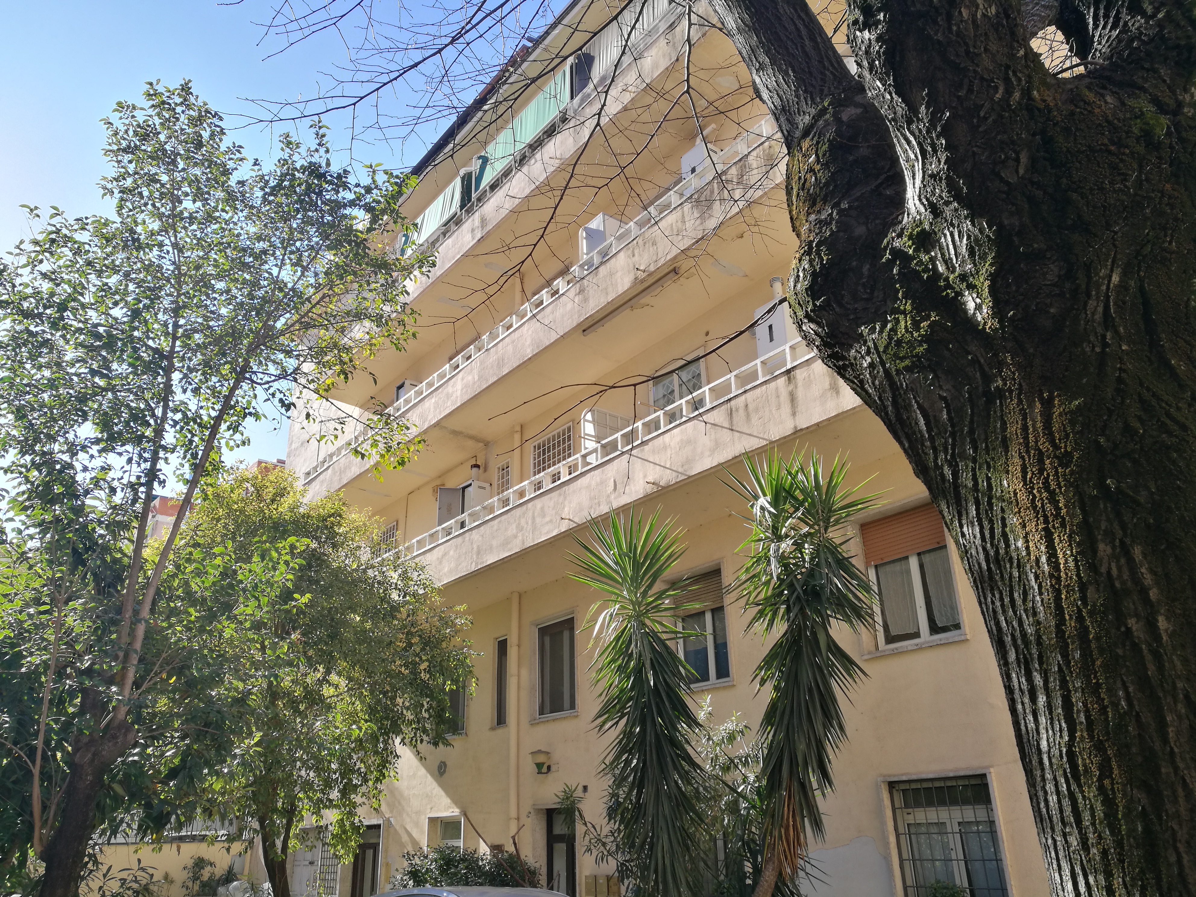 Appartamento sito in ROMA LUNGOTEVERE DELLE NAVI 22,  scala B, piano 2 INT.6BIS DI 4 VANI SENZA ASCENSORE. Mq. 108. N.C.E.U. categoria A2- foglio 550 part. 4 sub 14