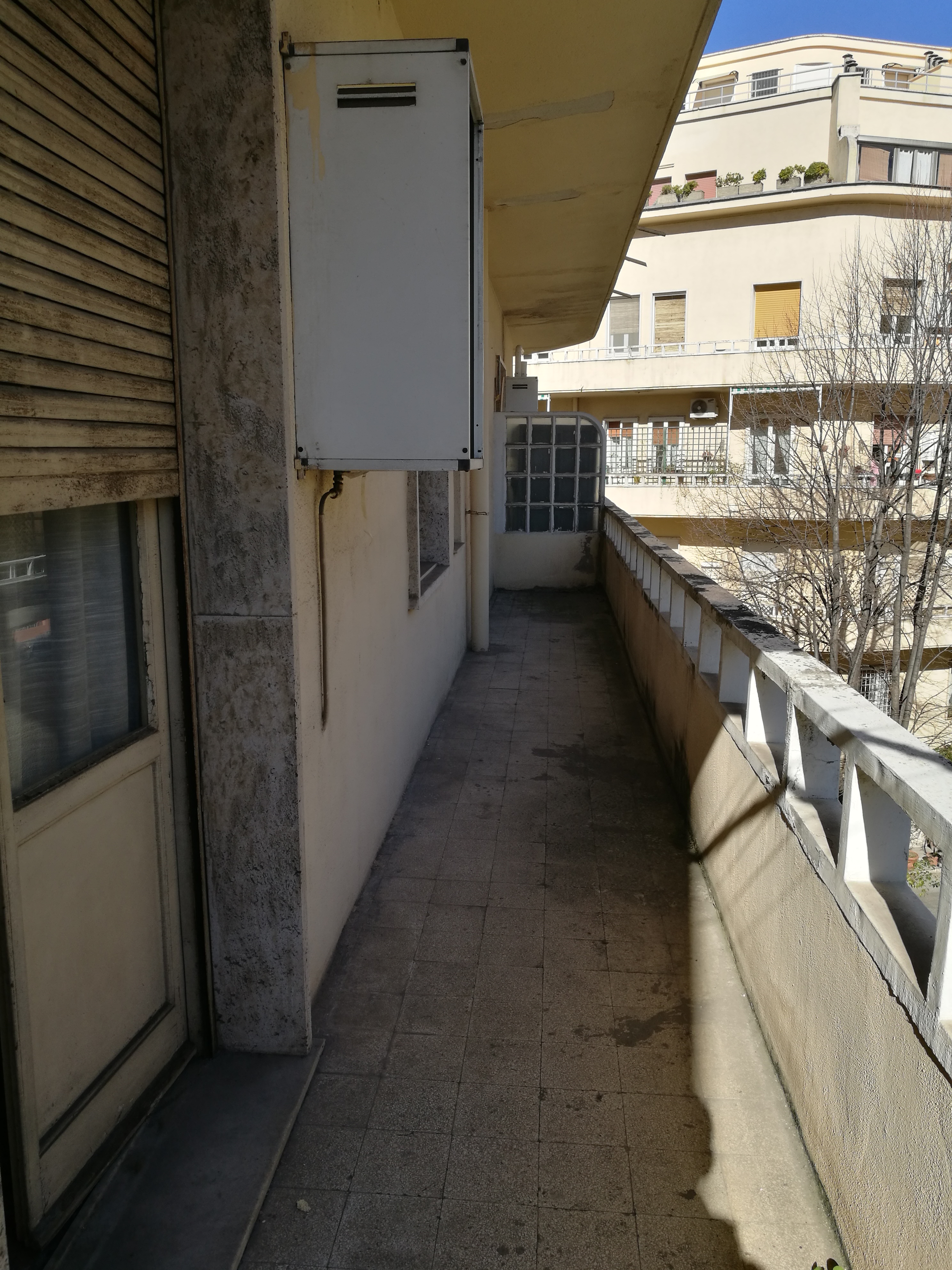 Appartamento sito in ROMA LUNGOTEVERE DELLE NAVI 22,  scala B, piano 2 INT.6BIS DI 4 VANI SENZA ASCENSORE. Mq. 108. N.C.E.U. categoria A2- foglio 550 part. 4 sub 14