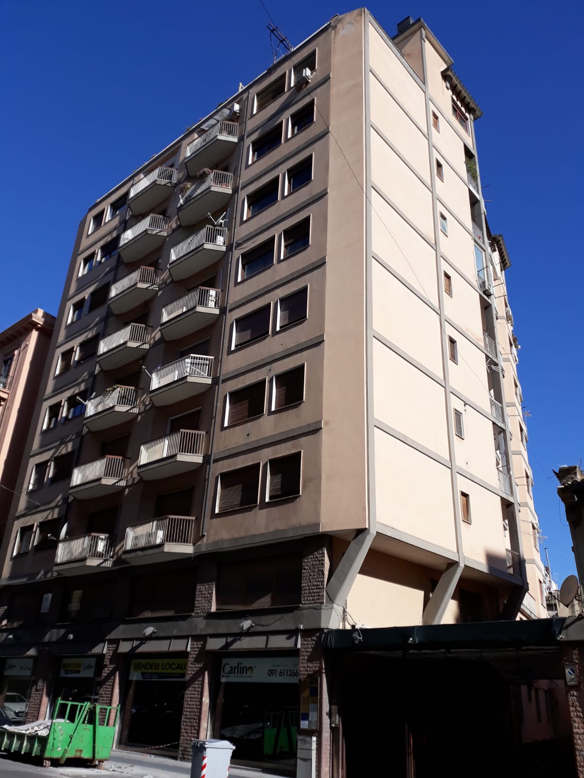 ABITAZIONE COMPOSTA DA INGRESSO, DOPPIO SALONE, DUE CAMERE, CUCINA, DOPPI SERVIZI E DUE BALCONI. Mq 174. Libero. Piena Proprietà