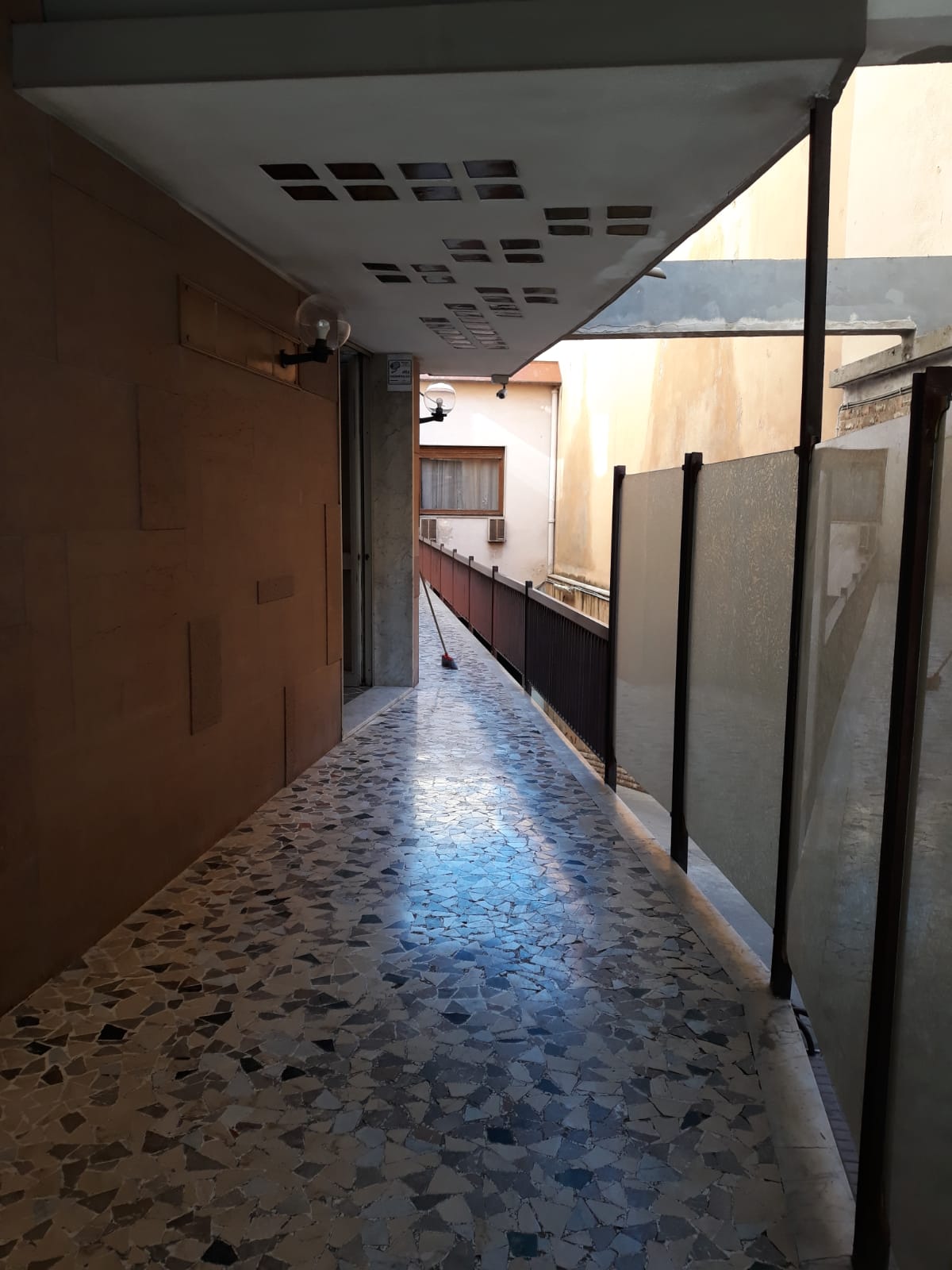 ABITAZIONE COMPOSTA DA INGRESSO, DOPPIO SALONE, DUE CAMERE, CUCINA, DOPPI SERVIZI E DUE BALCONI. Mq 174. Libero. Piena Proprietà