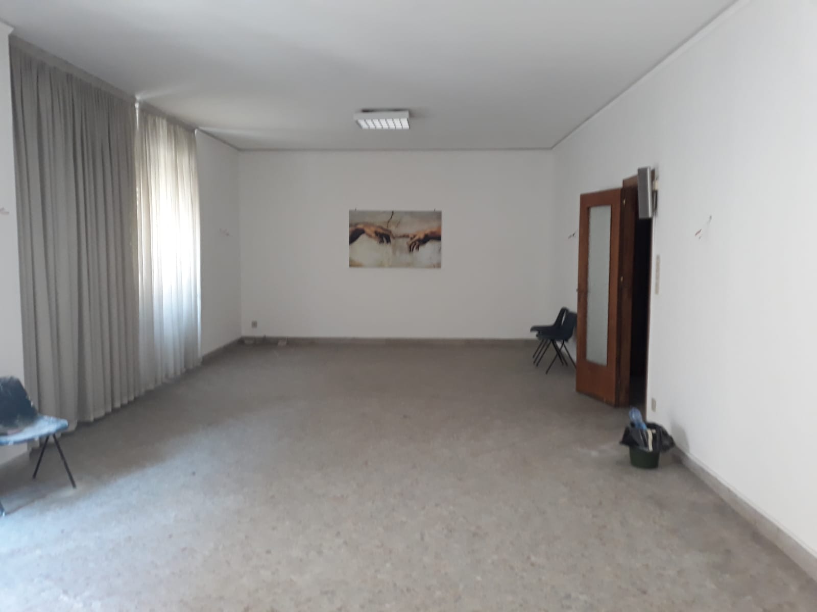 ABITAZIONE COMPOSTA DA INGRESSO, DOPPIO SALONE, DUE CAMERE, CUCINA, DOPPI SERVIZI E DUE BALCONI. Mq 174. Libero. Piena Proprietà