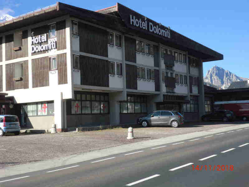 Complesso alberghiero sito in Comune di Cortina d'Ampezzo, via Roma, composto da un fabbricato adibito ad albergo con annesse autorimesse interrate, un fabbricato adibito ad area di rifornimento carburante ormai dismessa, aree cortilizie e terreni pertinenziali, il tutto censito nel N.C.E.U. della Provincia di Belluno, Comune di Cortina d'Ampezzo al foglio 69 (si rimanda all'avviso di vendita per i dettagli)