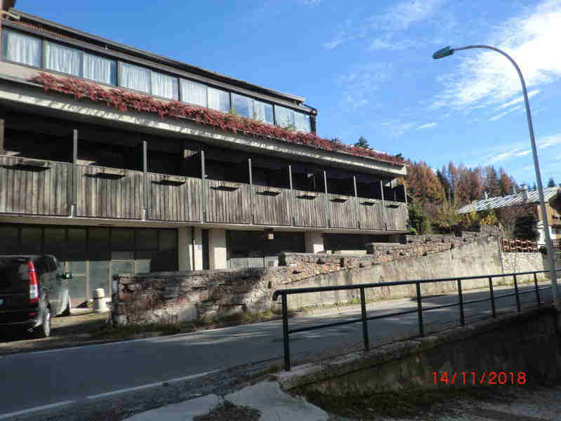 Complesso alberghiero sito in Comune di Cortina d'Ampezzo, via Roma, composto da un fabbricato adibito ad albergo con annesse autorimesse interrate, un fabbricato adibito ad area di rifornimento carburante ormai dismessa, aree cortilizie e terreni pertinenziali, il tutto censito nel N.C.E.U. della Provincia di Belluno, Comune di Cortina d'Ampezzo al foglio 69 (si rimanda all'avviso di vendita per i dettagli)