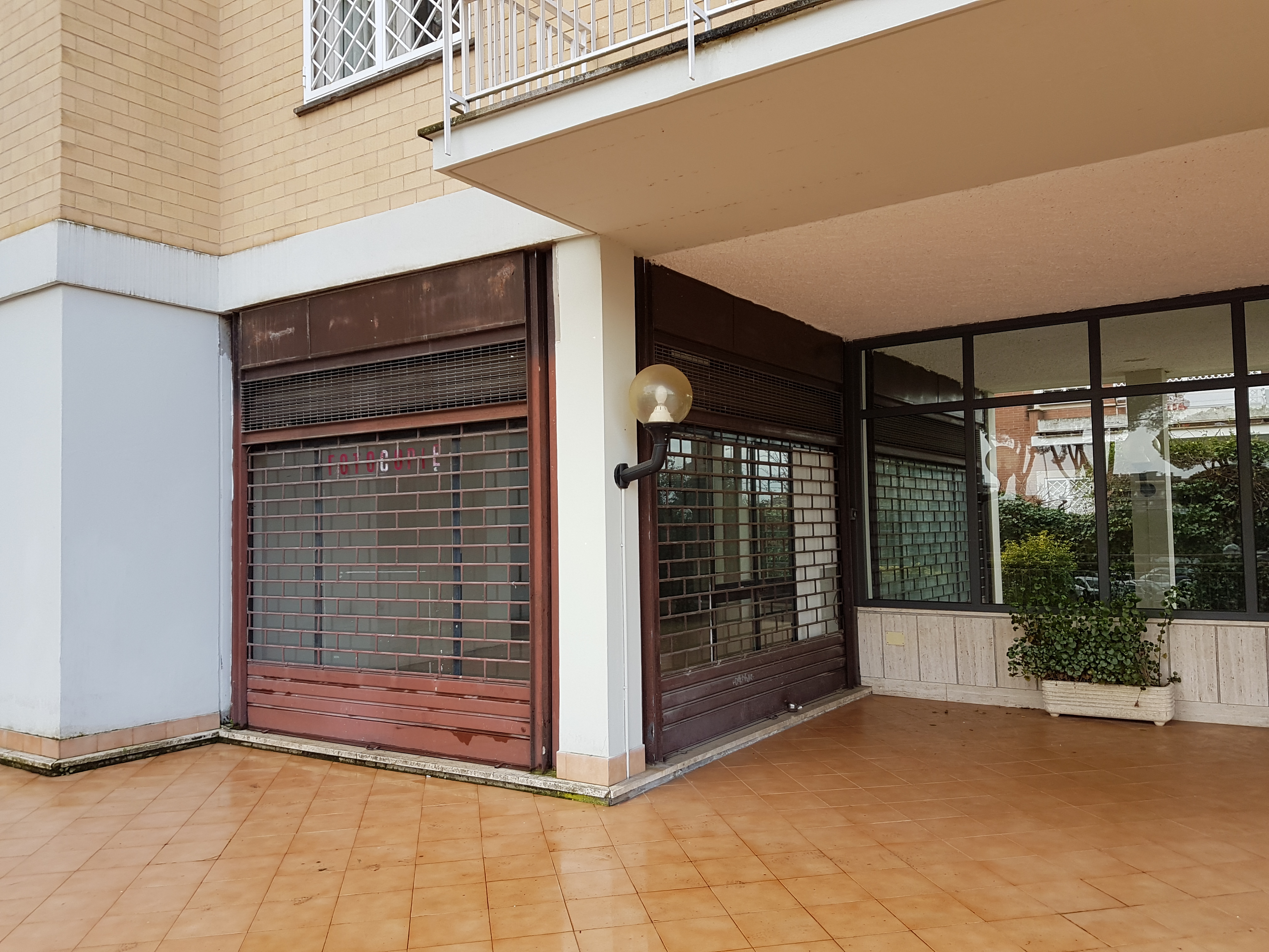 NEGOZIO CON DUE ACCESSI DA AREA ESTERNA CONDOMINIALE COMPOSTO DA UNICO VANO CON BAGNO E ANTIBAGNO E DOTATO DI CINQUE VETRINE.  Mq 70. Libero. Piena Proprietà