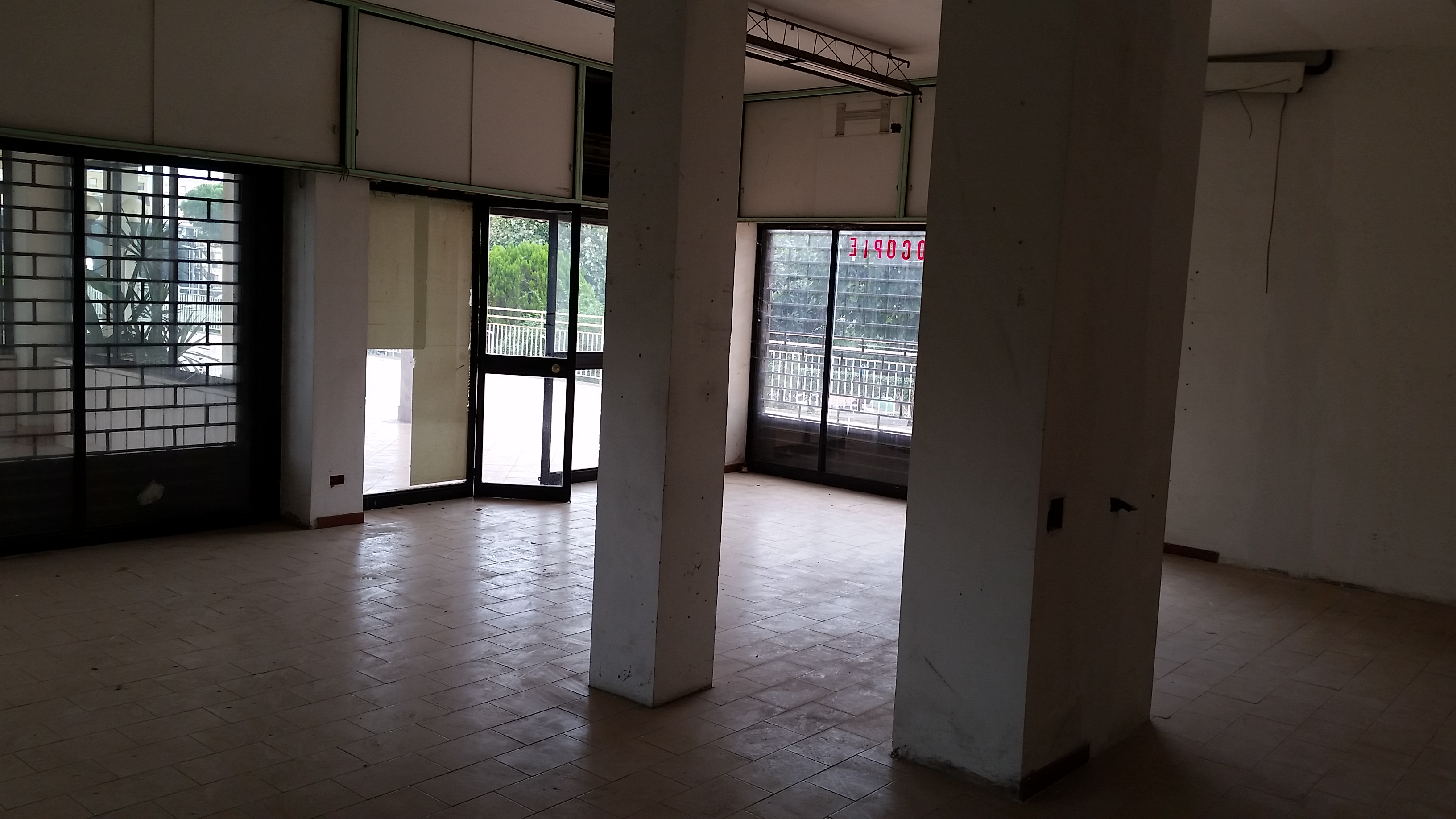 NEGOZIO CON DUE ACCESSI DA AREA ESTERNA CONDOMINIALE COMPOSTO DA UNICO VANO CON BAGNO E ANTIBAGNO E DOTATO DI CINQUE VETRINE.  Mq 70. Libero. Piena Proprietà