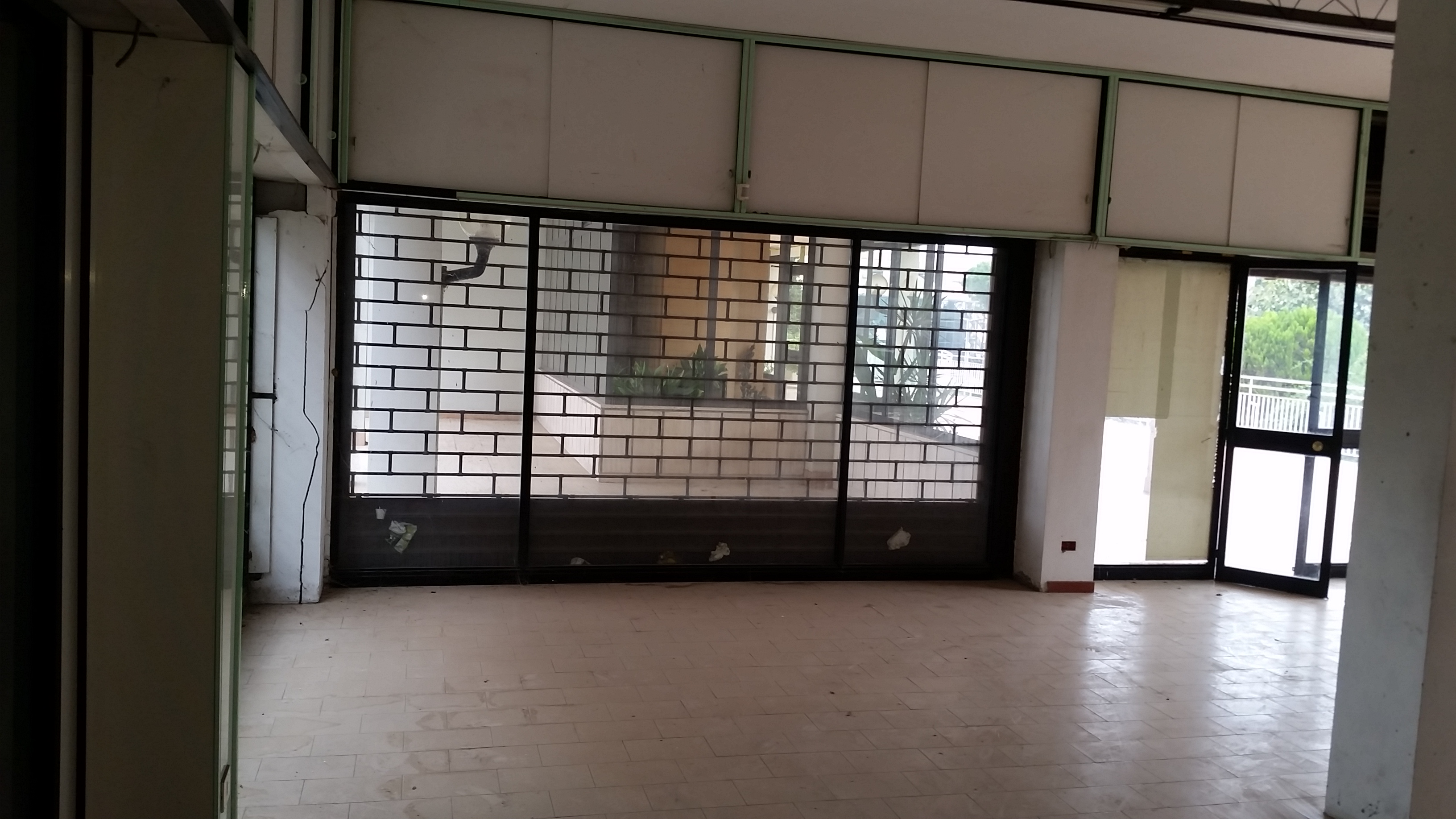 NEGOZIO CON DUE ACCESSI DA AREA ESTERNA CONDOMINIALE COMPOSTO DA UNICO VANO CON BAGNO E ANTIBAGNO E DOTATO DI CINQUE VETRINE.  Mq 70. Libero. Piena Proprietà