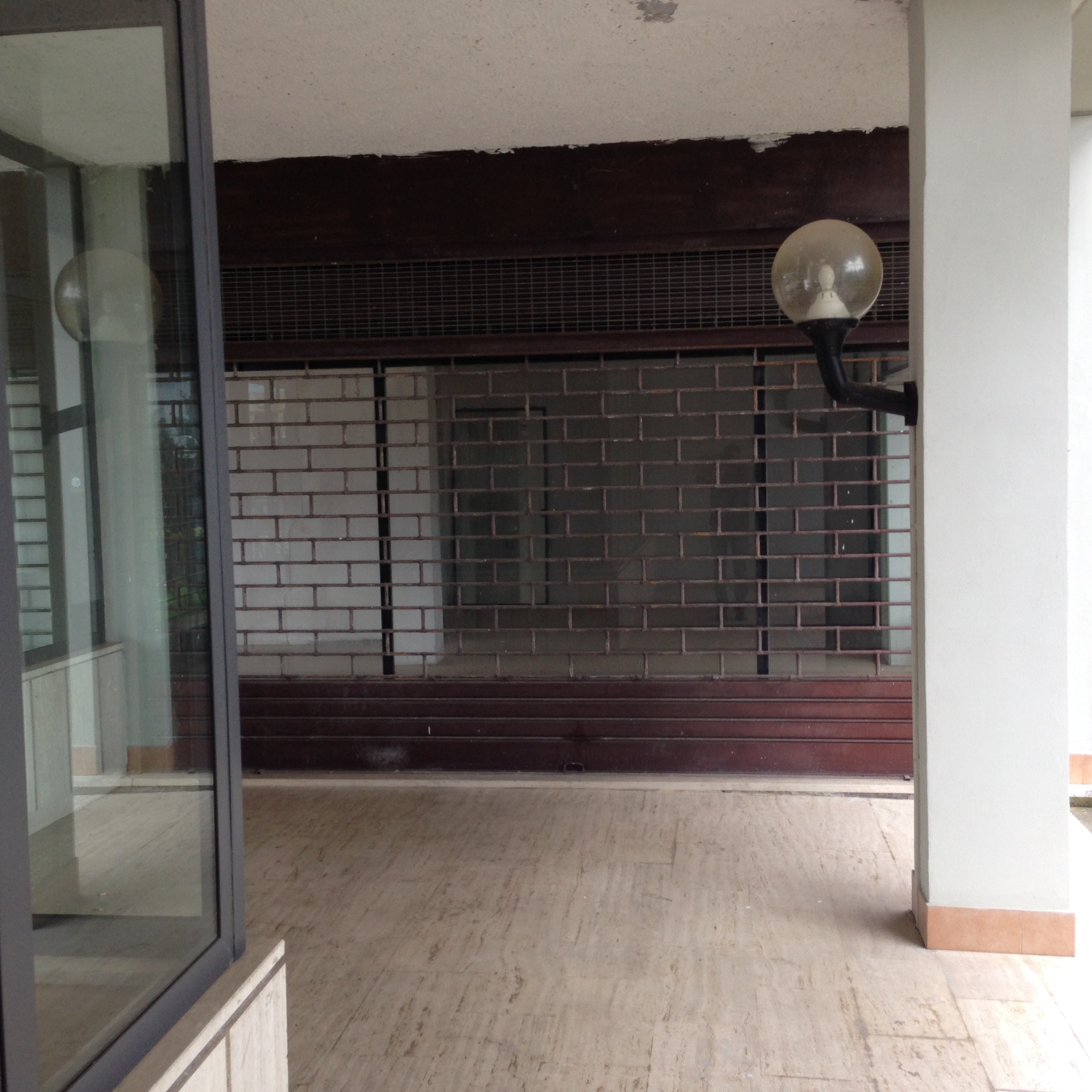 NEGOZIO CON DUE ACCESSI DA AREA ESTERNA CONDOMINIALE COMPOSTO DA UNICO VANO CON BAGNO E ANTIBAGNO E DOTATO DI CINQUE VETRINE.  Mq 70. Libero. Piena Proprietà