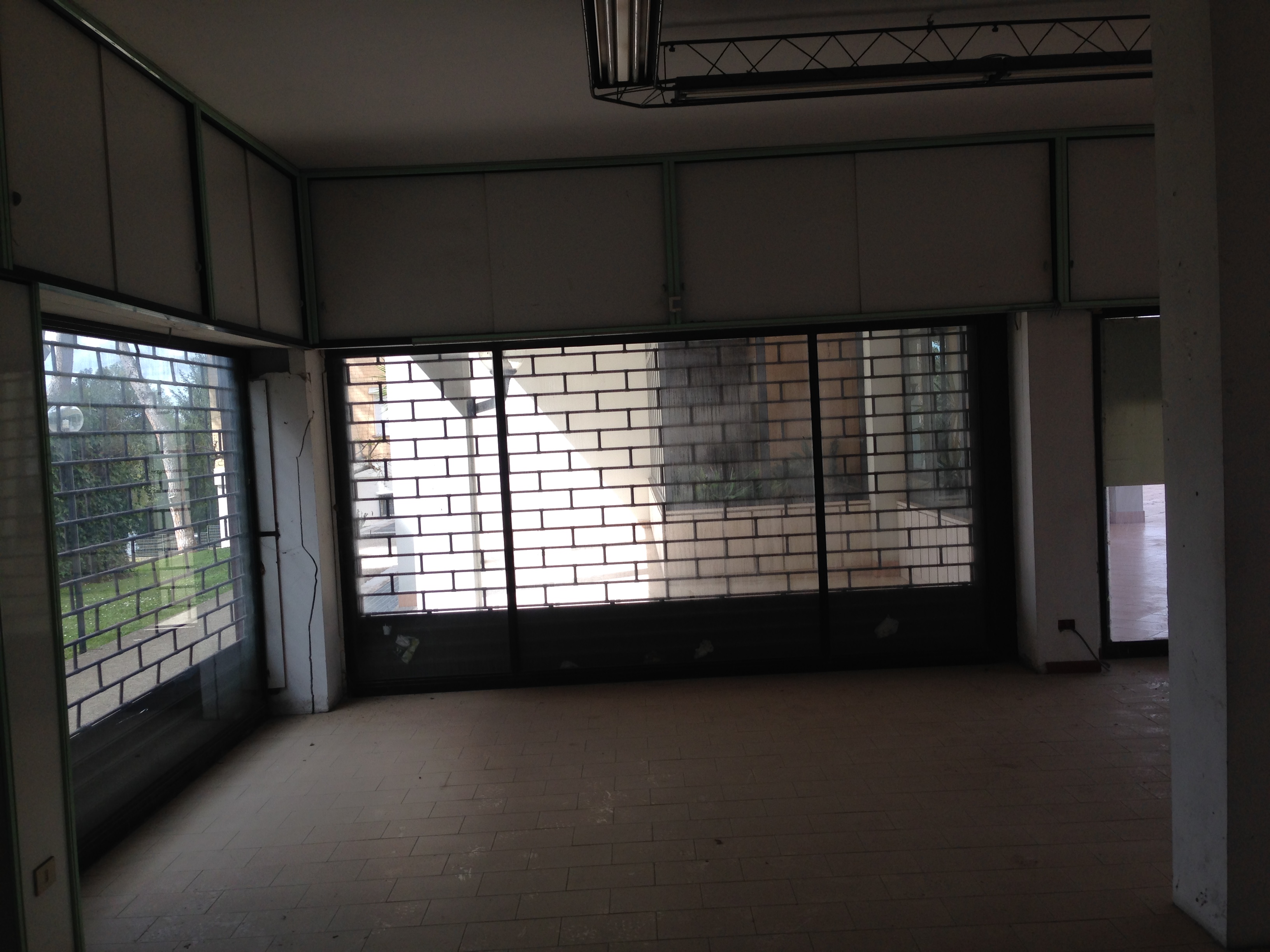 NEGOZIO CON DUE ACCESSI DA AREA ESTERNA CONDOMINIALE COMPOSTO DA UNICO VANO CON BAGNO E ANTIBAGNO E DOTATO DI CINQUE VETRINE.  Mq 70. Libero. Piena Proprietà