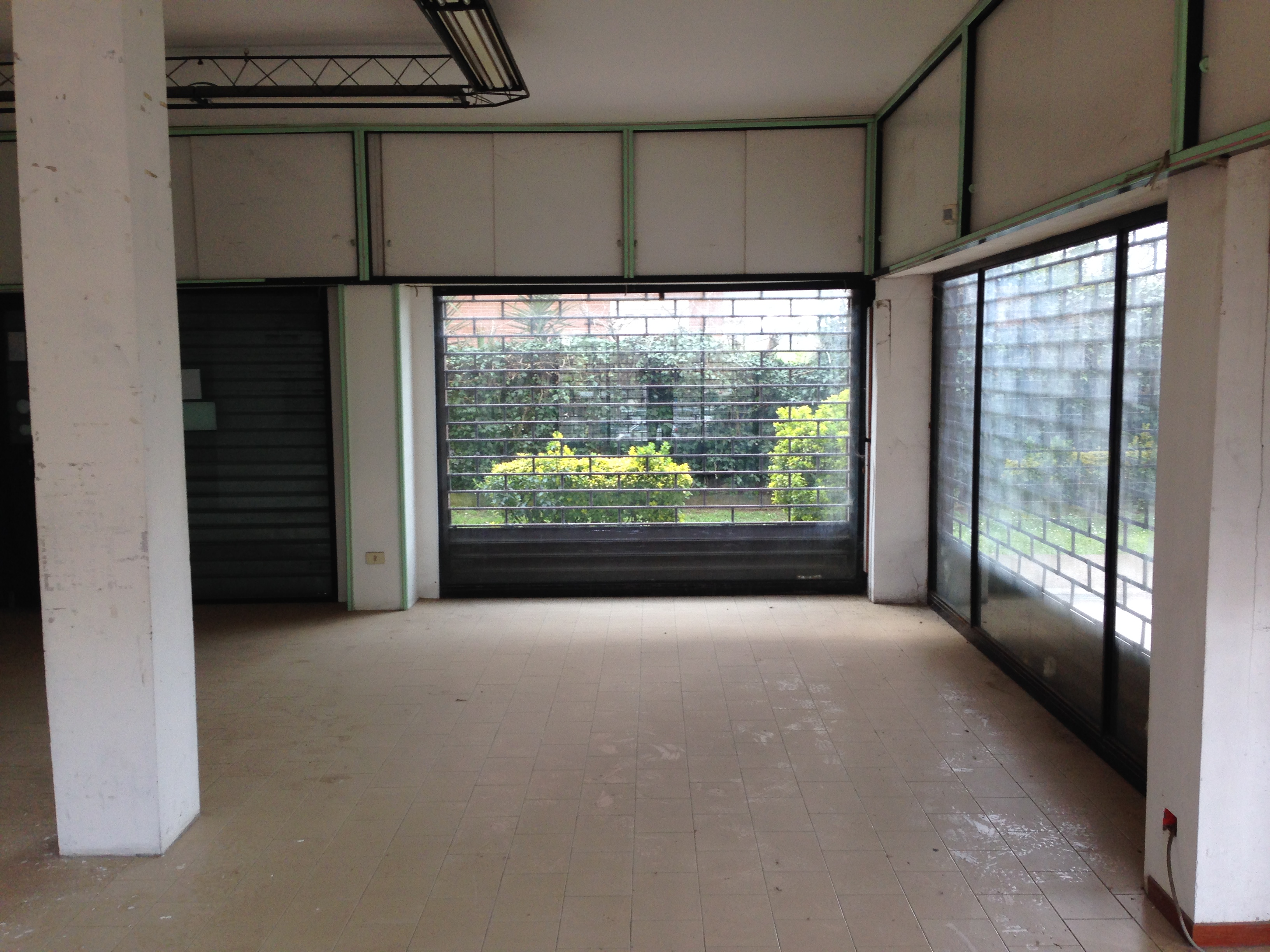 NEGOZIO CON DUE ACCESSI DA AREA ESTERNA CONDOMINIALE COMPOSTO DA UNICO VANO CON BAGNO E ANTIBAGNO E DOTATO DI CINQUE VETRINE.  Mq 70. Libero. Piena Proprietà