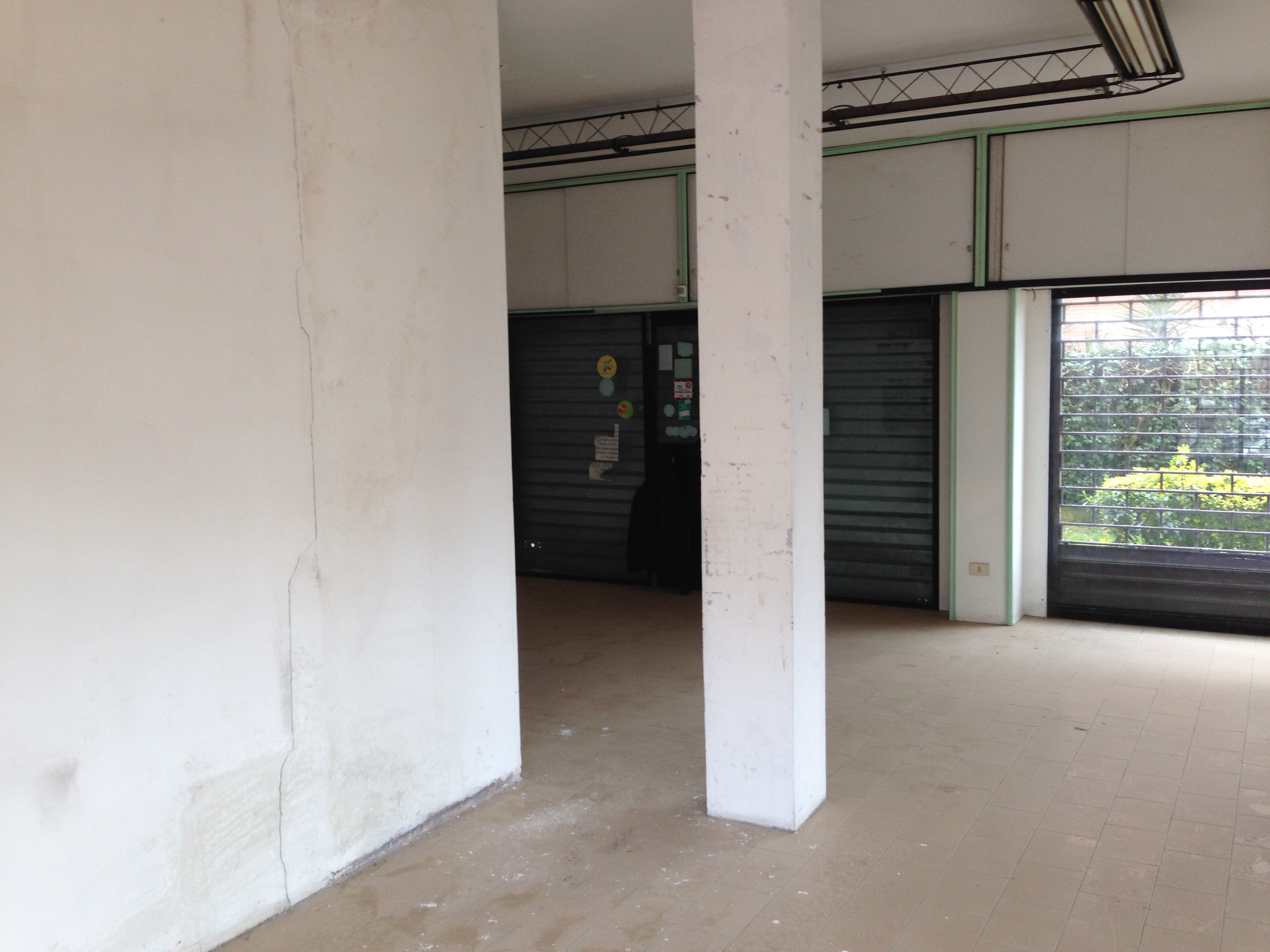 NEGOZIO CON DUE ACCESSI DA AREA ESTERNA CONDOMINIALE COMPOSTO DA UNICO VANO CON BAGNO E ANTIBAGNO E DOTATO DI CINQUE VETRINE.  Mq 70. Libero. Piena Proprietà