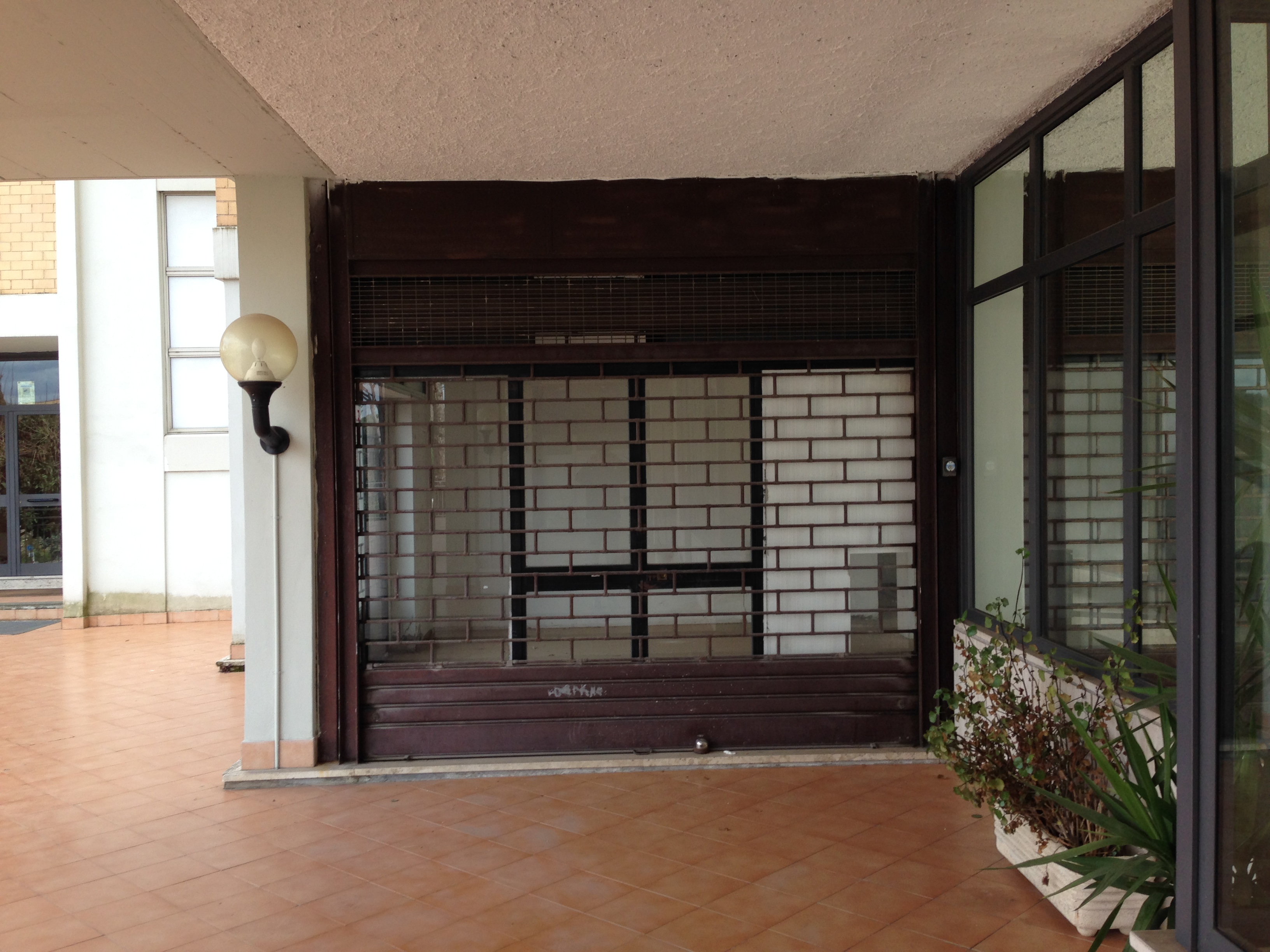 NEGOZIO CON DUE ACCESSI DA AREA ESTERNA CONDOMINIALE COMPOSTO DA UNICO VANO CON BAGNO E ANTIBAGNO E DOTATO DI CINQUE VETRINE.  Mq 70. Libero. Piena Proprietà