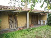 ABITAZIONE CON INGRESSO INDIPENDENTE DISPOSTA SU DUE LIVELLI. PIANO TERRA: SOGGIORNO, DUE CAMERE, CUCINA, DOPPI SERVIZI E DOPPIO GIARDINO. PIANO INTERRATO SCANTINATO + pertinenziale TRE POSTI AUTO SCOPERTI: n.23-25-51. Mq.93+98. Libero. Piena Proprietà.