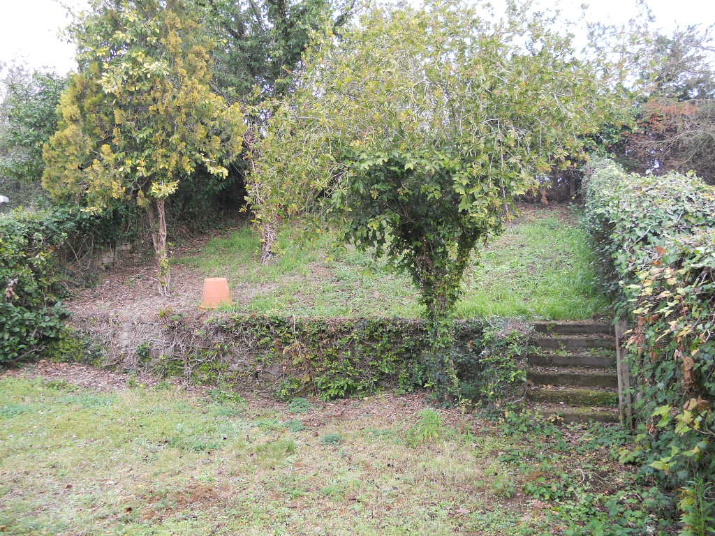 ABITAZIONE CON INGRESSO INDIPENDENTE DISPOSTA SU DUE LIVELLI. PIANO TERRA: SOGGIORNO, DUE CAMERE, CUCINA, DOPPI SERVIZI E DOPPIO GIARDINO. PIANO INTERRATO SCANTINATO + pertinenziale TRE POSTI AUTO SCOPERTI: n.23-25-51. Mq.93+98. Libero. Piena Proprietà.