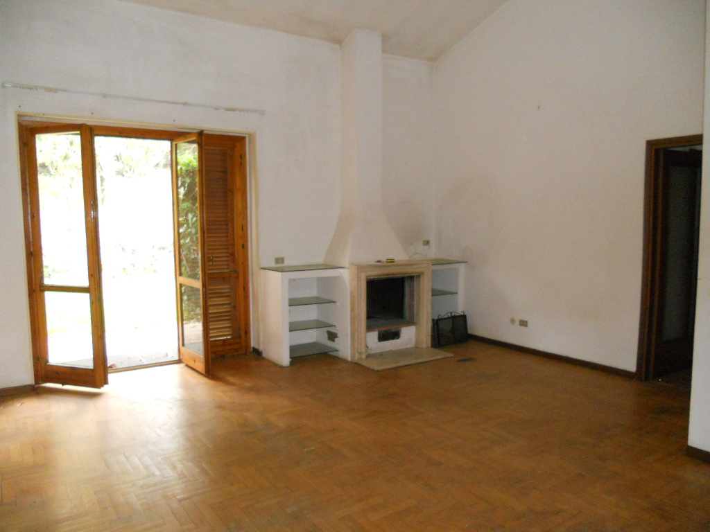 ABITAZIONE CON INGRESSO INDIPENDENTE DISPOSTA SU DUE LIVELLI. PIANO TERRA: SOGGIORNO, DUE CAMERE, CUCINA, DOPPI SERVIZI E DOPPIO GIARDINO. PIANO INTERRATO SCANTINATO + pertinenziale TRE POSTI AUTO SCOPERTI: n.23-25-51. Mq.93+98. Libero. Piena Proprietà.