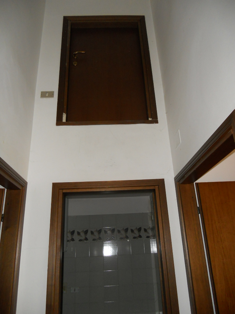 ABITAZIONE CON INGRESSO INDIPENDENTE DISPOSTA SU DUE LIVELLI. PIANO TERRA: SOGGIORNO, DUE CAMERE, CUCINA, DOPPI SERVIZI E DOPPIO GIARDINO. PIANO INTERRATO SCANTINATO + pertinenziale TRE POSTI AUTO SCOPERTI: n.23-25-51. Mq.93+98. Libero. Piena Proprietà.