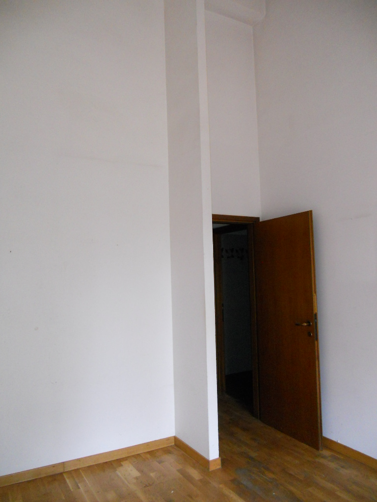 ABITAZIONE CON INGRESSO INDIPENDENTE DISPOSTA SU DUE LIVELLI. PIANO TERRA: SOGGIORNO, DUE CAMERE, CUCINA, DOPPI SERVIZI E DOPPIO GIARDINO. PIANO INTERRATO SCANTINATO + pertinenziale TRE POSTI AUTO SCOPERTI: n.23-25-51. Mq.93+98. Libero. Piena Proprietà.