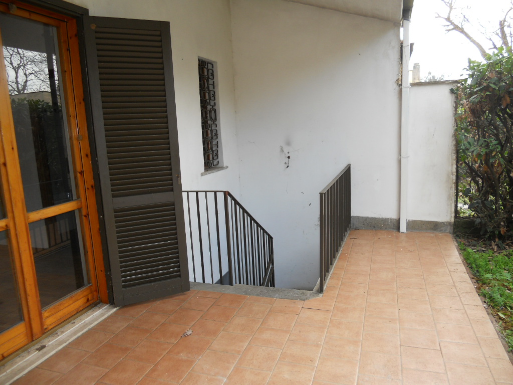 ABITAZIONE CON INGRESSO INDIPENDENTE DISPOSTA SU DUE LIVELLI. PIANO TERRA: SOGGIORNO, DUE CAMERE, CUCINA, DOPPI SERVIZI E DOPPIO GIARDINO. PIANO INTERRATO SCANTINATO + pertinenziale TRE POSTI AUTO SCOPERTI: n.23-25-51. Mq.93+98. Libero. Piena Proprietà.