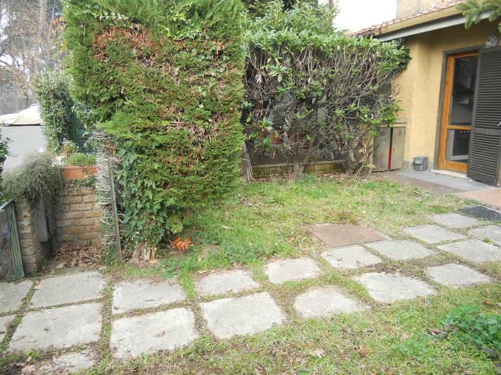 ABITAZIONE CON INGRESSO INDIPENDENTE DISPOSTA SU DUE LIVELLI. PIANO TERRA: SOGGIORNO, DUE CAMERE, CUCINA, DOPPI SERVIZI E DOPPIO GIARDINO. PIANO INTERRATO SCANTINATO + pertinenziale TRE POSTI AUTO SCOPERTI: n.23-25-51. Mq.93+98. Libero. Piena Proprietà.