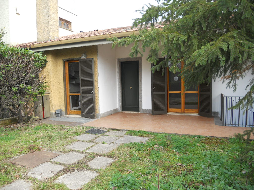ABITAZIONE CON INGRESSO INDIPENDENTE DISPOSTA SU DUE LIVELLI. PIANO TERRA: SOGGIORNO, DUE CAMERE, CUCINA, DOPPI SERVIZI E DOPPIO GIARDINO. PIANO INTERRATO SCANTINATO + pertinenziale TRE POSTI AUTO SCOPERTI: n.23-25-51. Mq.93+98. Libero. Piena Proprietà.