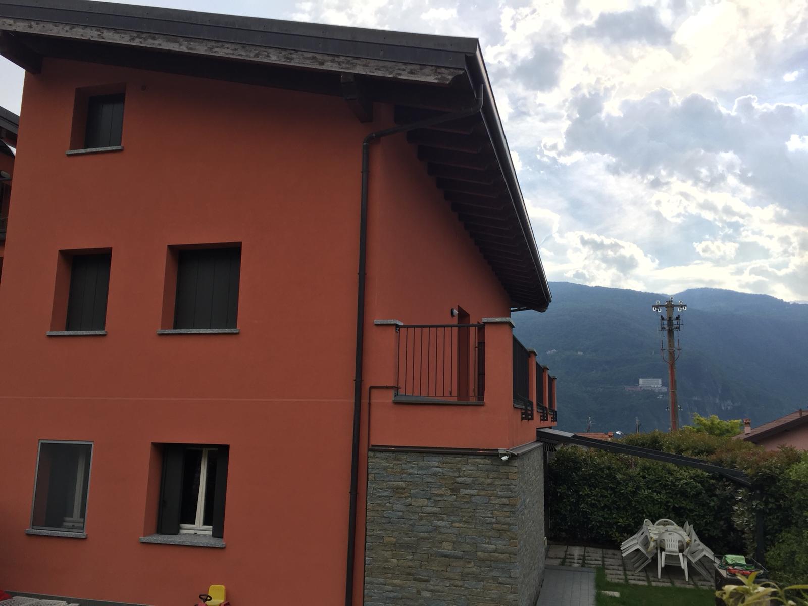 In Comune Amministrativo di ABBADIA LARIANA (LC), Sezione Censuaria di ABBADIA LARIANA, a parte del fabbricato condominiale denominato “Residenza Il Noce” in Via per Robbianico n.10, eretto su area al mappale 3954 ente urbano di C.T. di are 14.65, appartamento ancora da ultimare, disposto su due livelli collegati tramite scala interna e composto, così come risultante dalla scheda catastale, da unico locale con bagno e terrazzo al piano primo; ripostiglio e terrazzo al piano secondo (sottotetto); con annessa area esterna di pertinenza ad uso giardino/orto al piano terra; oltre a vano ad uso autorimessa al piano primo sottostrada.
